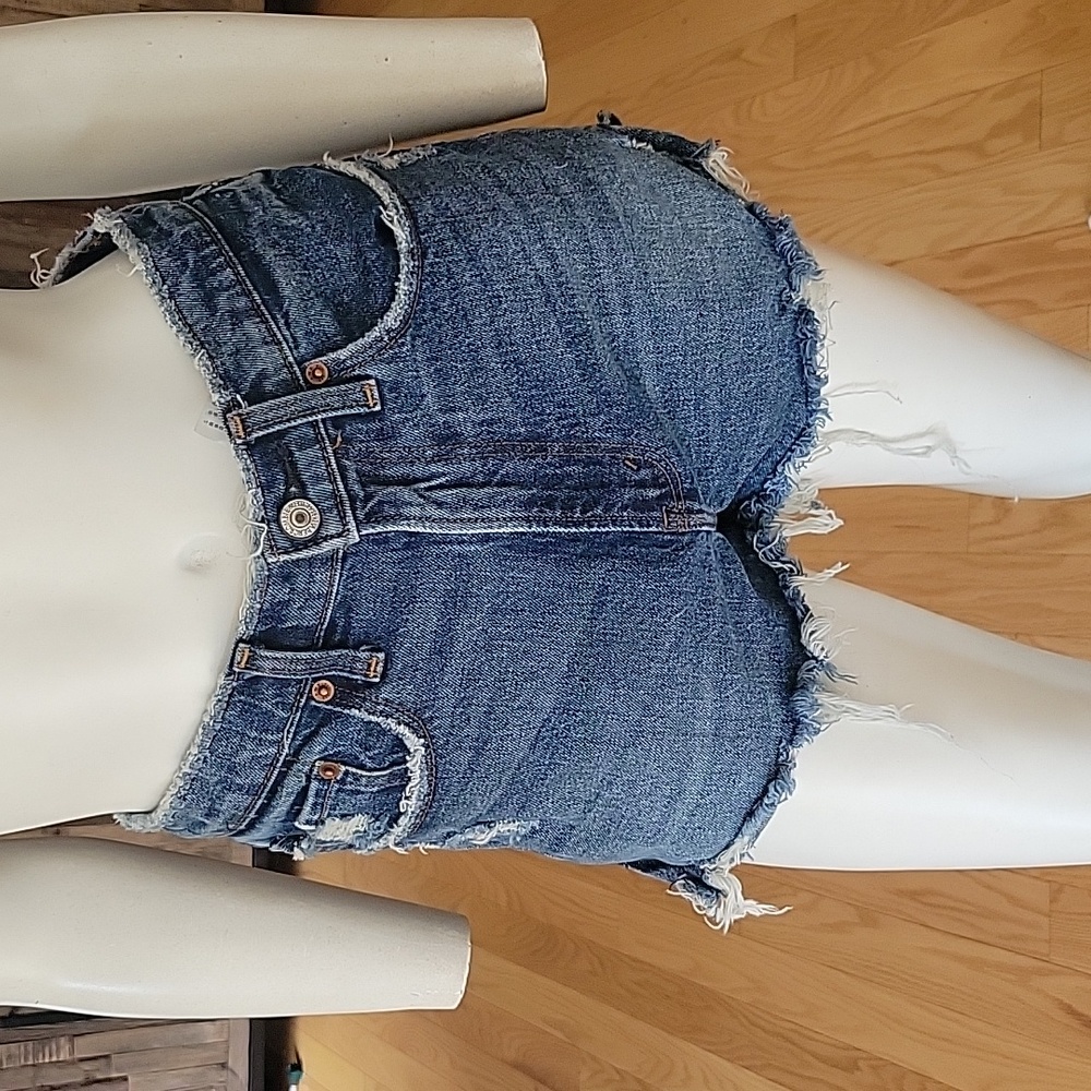 Abercrombie & Fitch  High-rise Mom Short Distressed in Curve Love